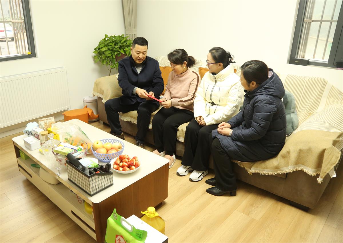 kaiyun开云（中国）董事长陈青山开展送温暖活动