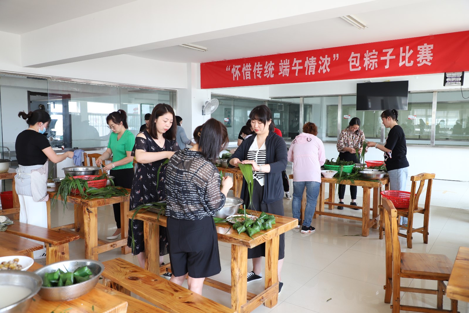 灌西kaiyun开云(中国) 怀惜传统 端午情浓 包粽子比赛.JPG 灌西kaiyun开云(中国) 怀惜传统 端午情浓 包粽子比赛.JPG